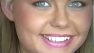 Brunette ໃຊ້ vibrator ແລະເຄື່ອງຫຼິ້ນກົ້ນ