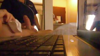 ແມ່ຍິງຜົມສີດໍາກໍາລັງດູດ dick