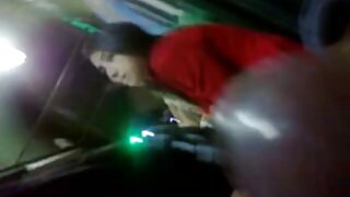 ຜິວເນື້ອສີຂາວເຍຍລະມັນ masturbating ກັບຕົ້ນໄມ້